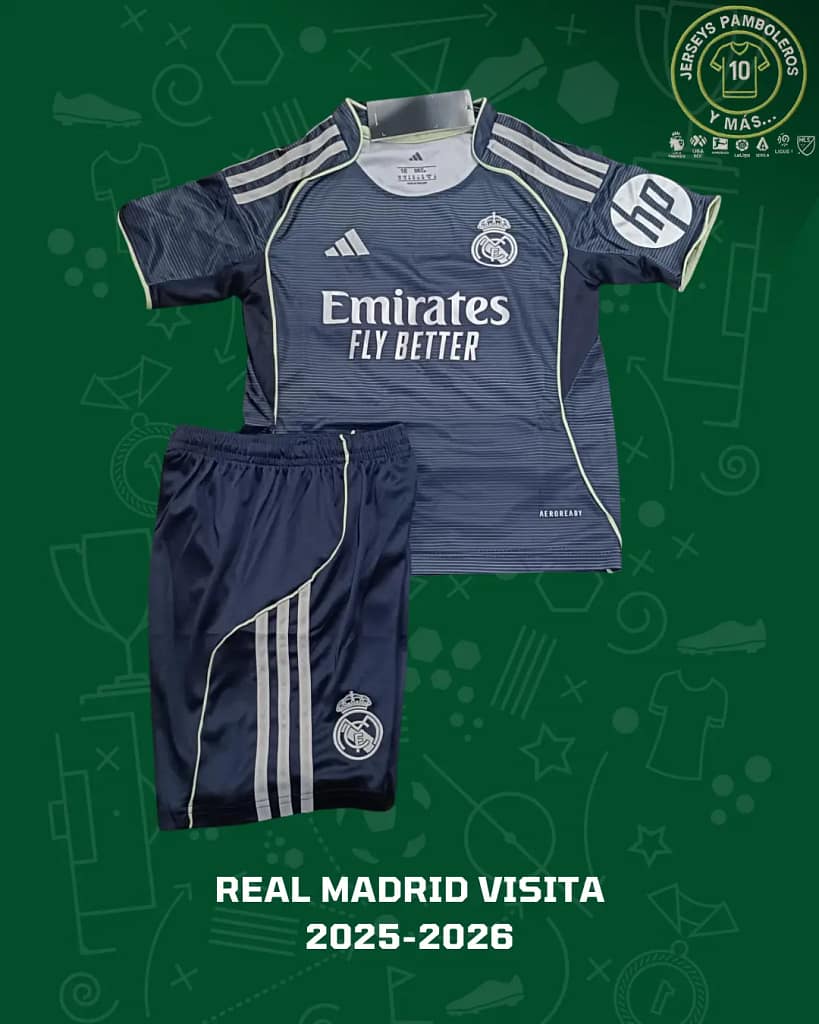 Uniforme para niño del Real Madrid del futbol español, equipación visita.